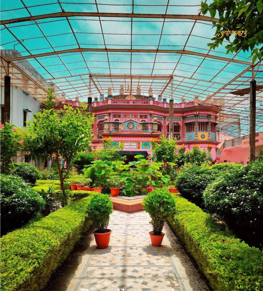 Sri Janaki Mahal Trust - Comfortable hotel in Ayodhya with beautiful architecture and peaceful courtyard near Ram Mandir